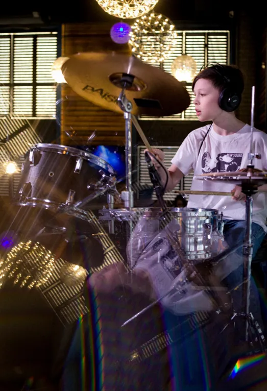Выступление ученика по барабанам на отчётном концерте