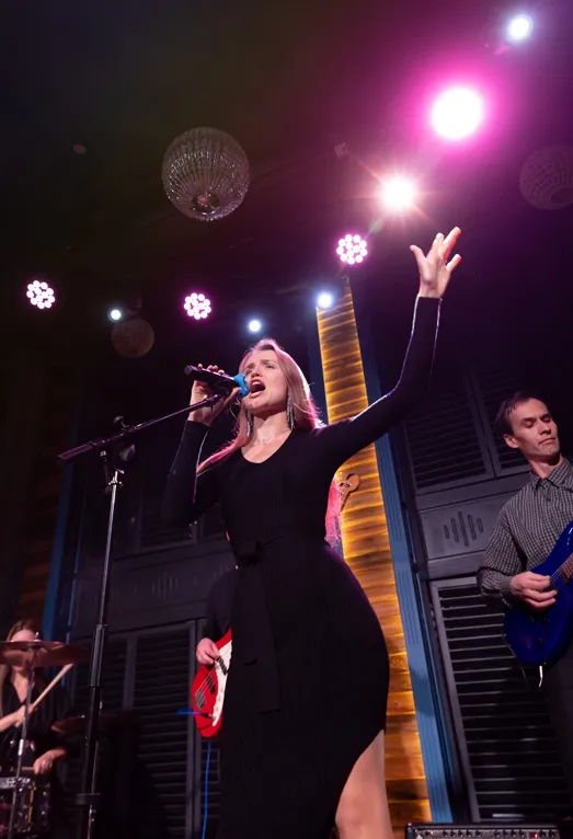 Выступление ученицы по вокалу на отчётном концерте