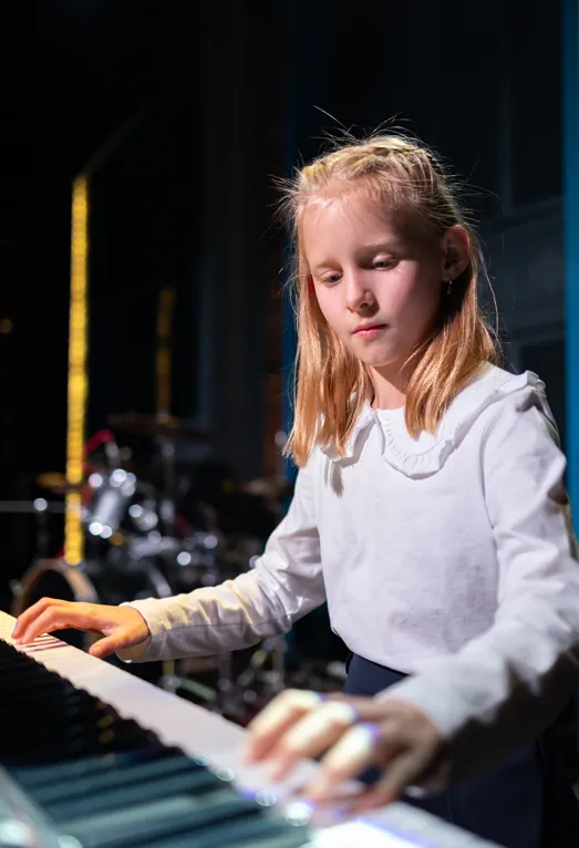 Выступление ученика по барабанам на отчётном концерте