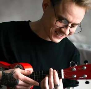 Преподаватель гитары Антон Старцев